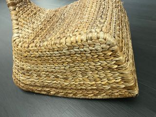 Mecedora baja de mimbre vintage con asa