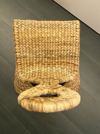 Mecedora baja de mimbre vintage con asa