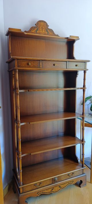 Estantería antigua / Librería antigua