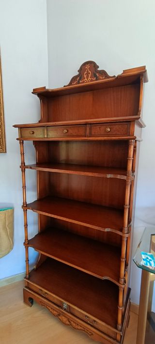 Estantería antigua / Librería antigua