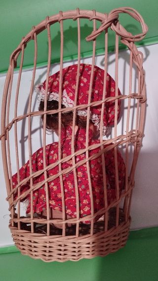 Bambolina sulla dondola