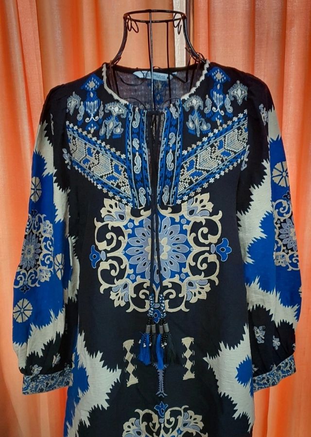 Vestido estampado con bordado de Zara
