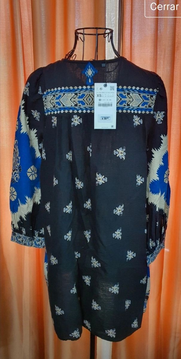 Vestido estampado con bordado de Zara
