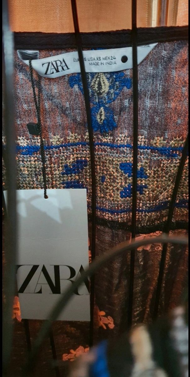 Vestido estampado con bordado de Zara