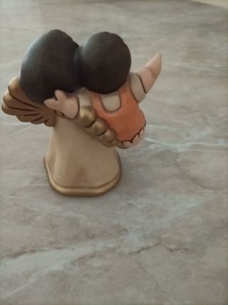 Angelo con bambino in ceramica Thun