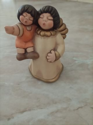 Angelo con bambino in ceramica Thun