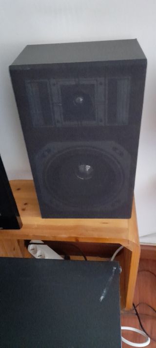 Equipo de musica Aiwa con mueble y 2 altavoces