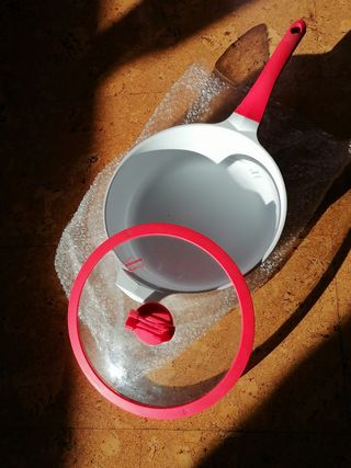 Sartén esmaltada con tapa de cristal.