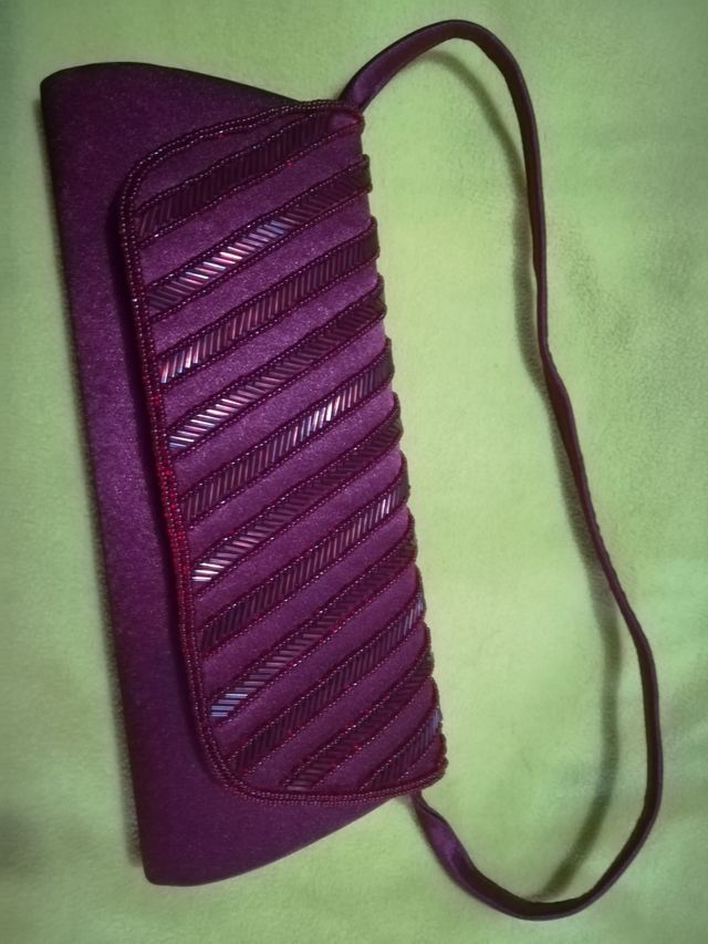 Cartera sobre de mano burdeos