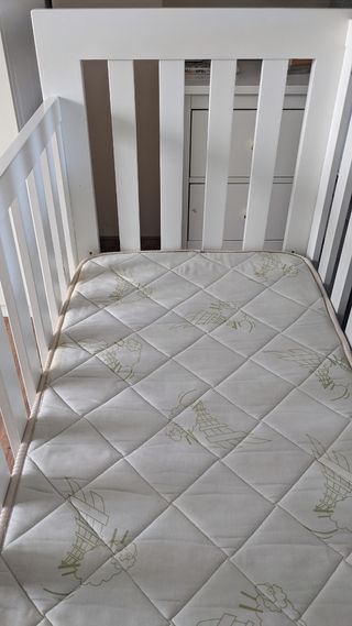 Cuna de bebé con colchon