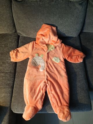 buzo naranja de invierno