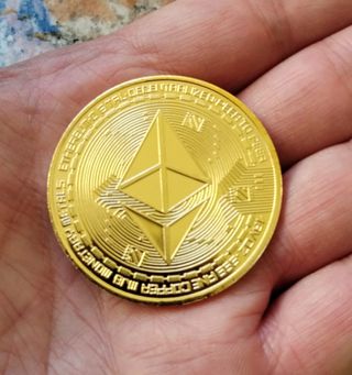Moneda chapado de oro ethereum