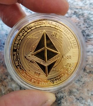 Moneda chapado de oro ethereum