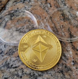 Moneda chapado de oro ethereum