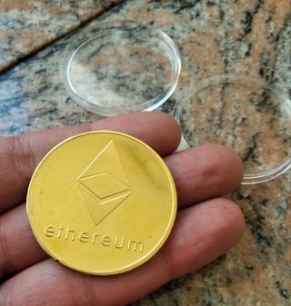 Moneda chapado de oro ethereum