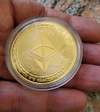 Moneda chapado de oro ethereum