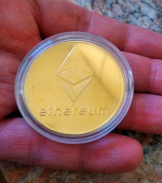 Moneda chapado de oro ethereum