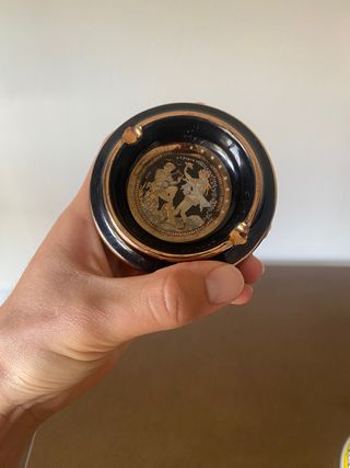 cenicero de porcelana griega