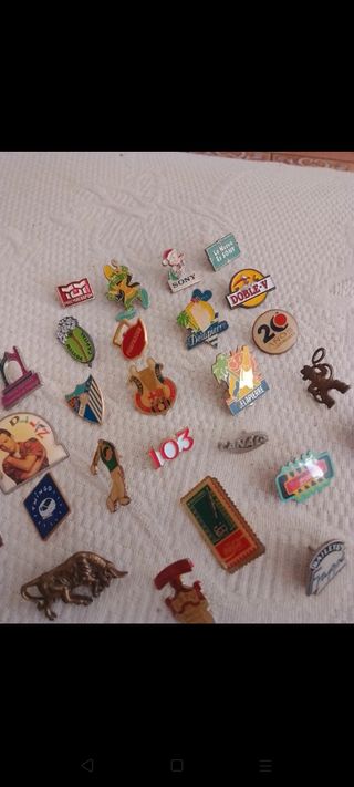 LOTE 36 PINS METÁLICOS AÑOS 80/90
