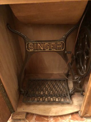 SINGER R29106 antigua con mueble