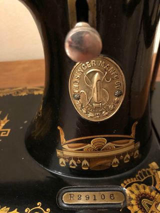 SINGER R29106 antigua con mueble