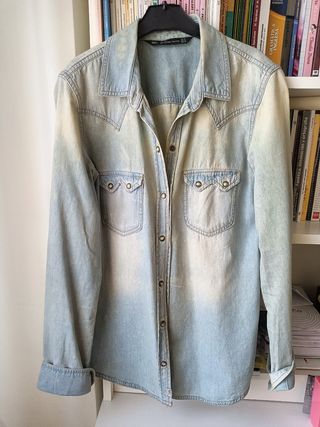 Camisa vaquera desgastada 