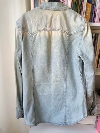 Camisa vaquera desgastada 