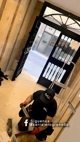 CERRAJERO 24H Granada | MC Servicios: ¡Llegamos YA