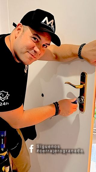CERRAJERO 24H Granada | MC Servicios: ¡Llegamos YA