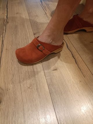 Zuecos sanita naranja