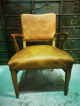 Butaca, silla despacho. Tapizada. Antigu