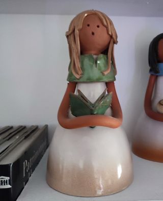 Preciosa figura de cerámica esmaltada