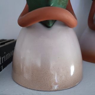 Preciosa figura de cerámica esmaltada