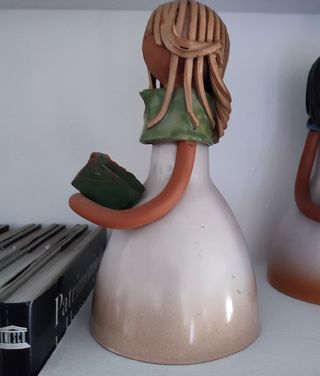 Preciosa figura de cerámica esmaltada