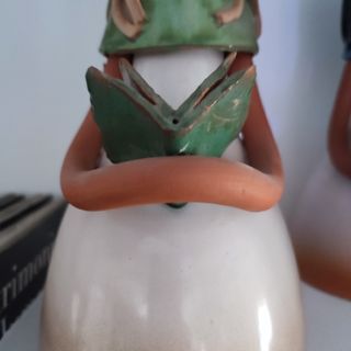 Preciosa figura de cerámica esmaltada