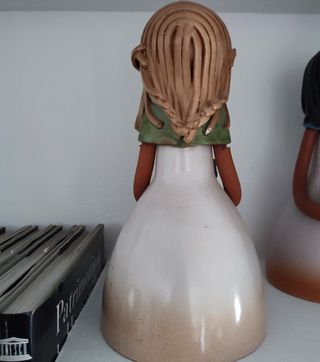 Preciosa figura de cerámica esmaltada