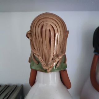 Preciosa figura de cerámica esmaltada