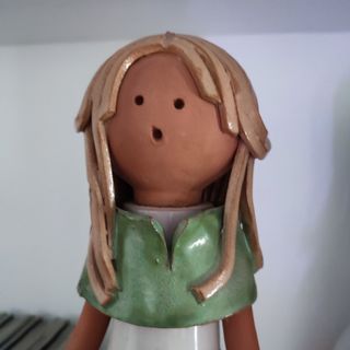 Preciosa figura de cerámica esmaltada