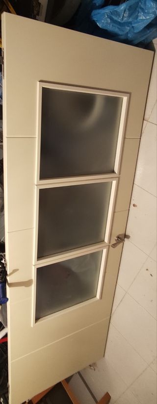 Puerta de cocina lacada blanca con cristales 