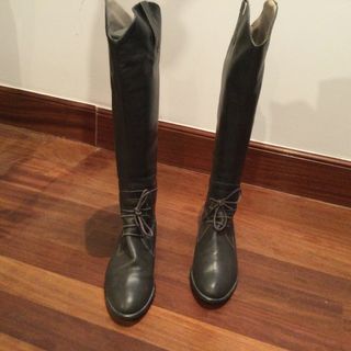 Botas altas de piel gris oscuro.