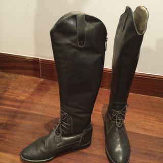 Botas altas de piel gris oscuro.