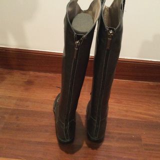 Botas altas de piel gris oscuro.