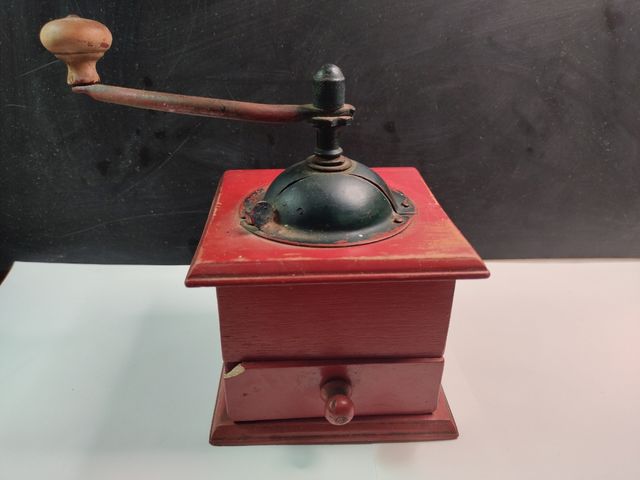 Molinillo de café antiguo en madera
