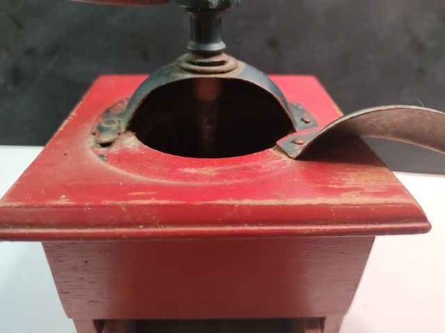 Molinillo de café antiguo en madera