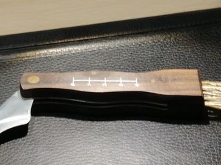 Navaja para setas con cepillo