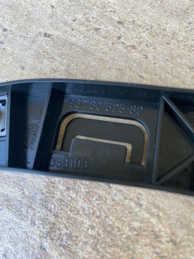 Soporte guía paragolpe Peugeot 2008