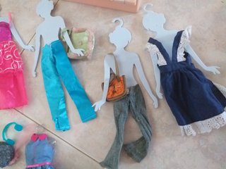 vestitini+ cofanetto+ appendiabiti barbie