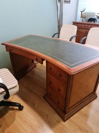 Mesa de madera maciza con tapizado