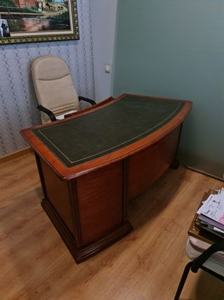 Mesa de madera maciza con tapizado