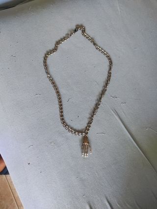 Cadena antialérgica plateada.